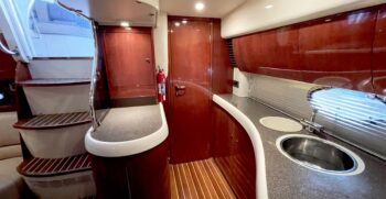 Luxury-yachts-specialist-Fairline-43-27